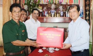 Phó Chủ tịch UBND tỉnh Phan Thế Tuấn thăm, tặng quà gia đình người có công tại xã Yên Phong